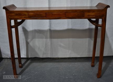 UNE EXCEPTIONNELLE TABLE À TROIS TIROIRS EN BOIS D