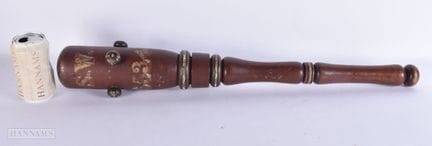 Una gran porra ceremonial de madera pintada de la 