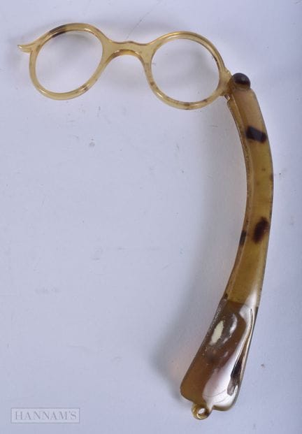 EIN AUSSERGEWÖHNLICHES PAAR LORGNETTEN AUS HORN. 2