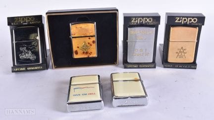UNA COLECCIÓN DE ENCENDEDORES ZIPPO. (cantidad)