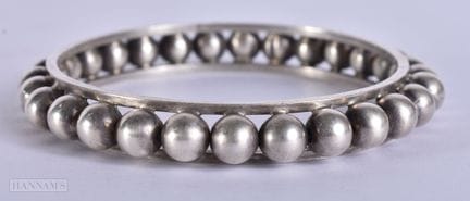 UN BRACELET EN ARGENT DE CRÉATEUR. 44 grammes. 7,7