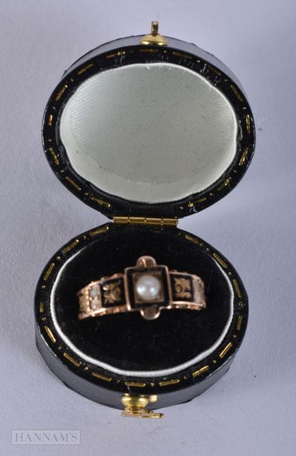 EIN FRÜHVIKTORIANISCHER TRAUERRING AUS 15-KARAT-GO