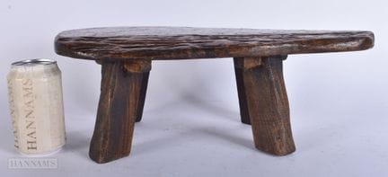 一款迷人的乡村风格雕花木质质朴矮凳。42 厘米 × 20 厘米。