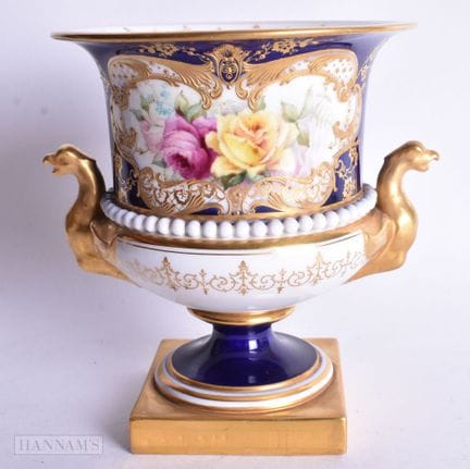 Vase Royal Worcester à deux anses en forme d'oisea