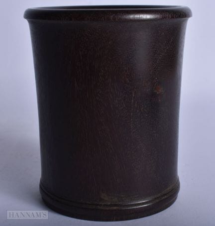 Un pot à pinceaux « bitong » sculpté en zitan, dat