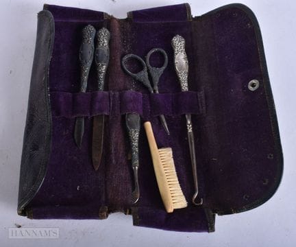 EIN SILBERNES MANIKÜRE-SET IM ETUI. 18 cm x 8 cm.