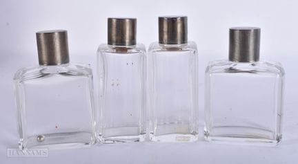 VIER ART-DECO-DUFTFLASCHEN AUS SILBER MIT GLAS. Di