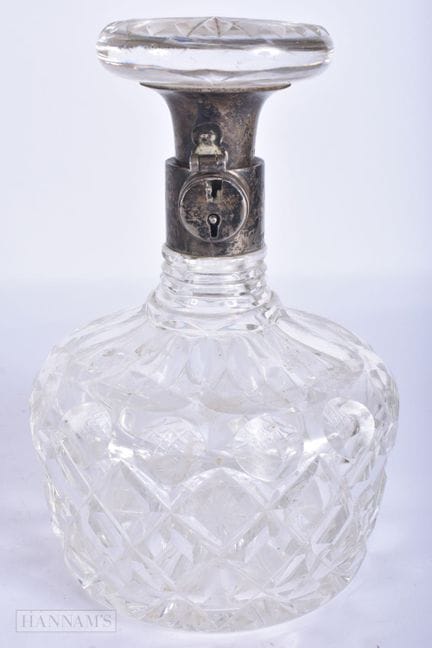 EINE AUSSERGEWÖHNLICHE GLASKARAFFE MIT SILBERVERZI