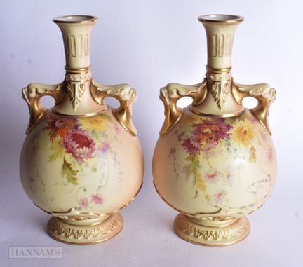 Ein Paar Vasen von Royal Worcester mit zwei Henkel