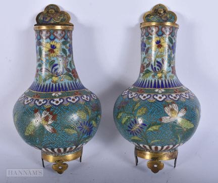 PAIRE DE VASES MURAUX CHINOIS EN ÉMAIL CLOISONNÉ D