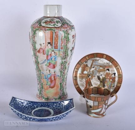 Un plat à lingots en porcelaine bleue et blanche c