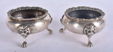A PAIR OF ANTIQUE SILVER SALTS. 198 grams. 6.5 cm 