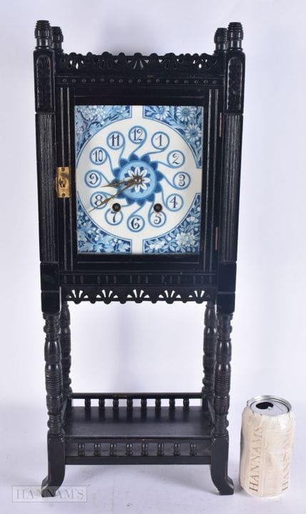 Un gran reloj de sobremesa del siglo XIX, propio d