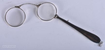 EIN PAAR ANTIKE SILBERNE LORGNETTEN MIT NIELLO-VER
