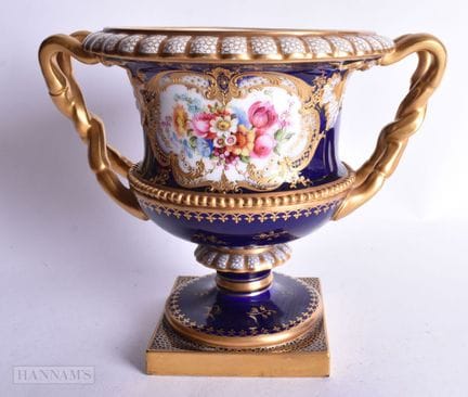 Vase Royal Worcester à deux anses, sur socle, orné
