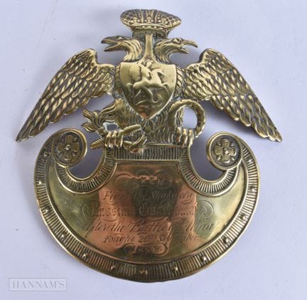 Una RARA PLACA DE CASCO/CHAPO DE INTERÉS MILITAR D