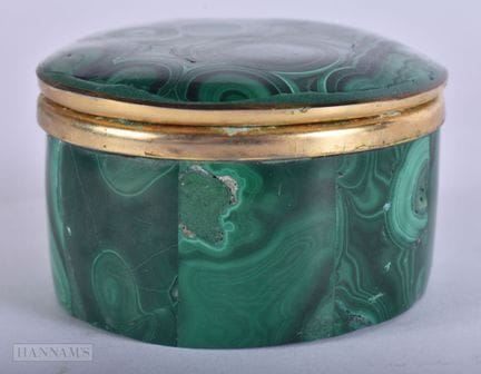 EINE ANTIKE SNUFFBOX AUS MALACHIT. 7,5 cm breit.