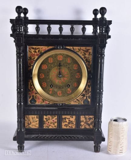 UN GRAN RELOJ DE CHIMENEA DEL MOVIMIENTO ESTÉTICO 