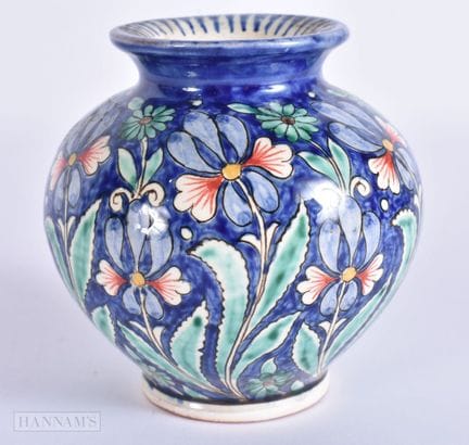 Un pequeño recipiente de cerámica de estilo Iznik 