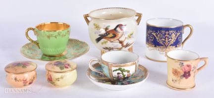 UNA COLECCIÓN DE ROYAL WORCESTER, COALPORT, etc. (