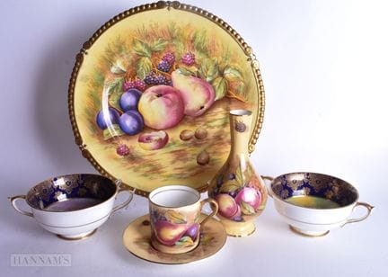 Ein Teller von Aynsley mit Gadroon-Rand, bemalt mi