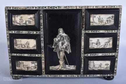 Une ravissante commode-table italienne/allemande d