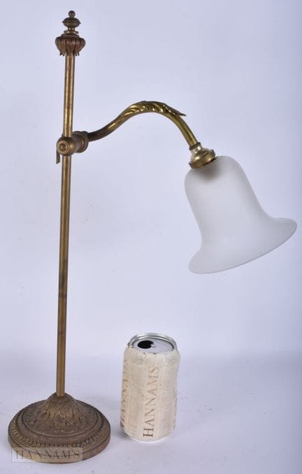 UNE LAMPE ANTIQUE EN BRONZE À HAUTEUR RÉGLABLE. 45