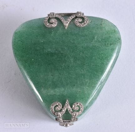 UNA PRECIOSA CAJA EDWARDIANA DE JADE, CON MONTAJE 