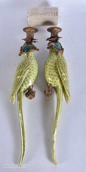 EIN PAAR KERZENHALTER AUS PORZELLAN MIT BRONZE-VER