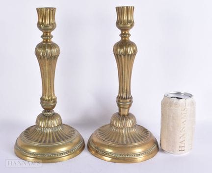 UN PAR DE CANDELABROS ANTIGUOS DE BRONCE FRANCESES
