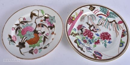 两只19世纪早期的英国瓷盘，可能是查姆伯伦（Chamberlains）出品。宽22.5厘米。（2）