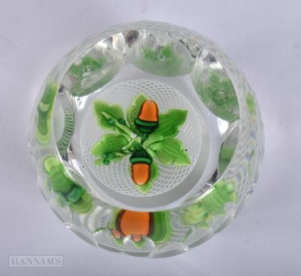 Ein facettierter Briefbeschwerer aus Glas. 5,25 cm