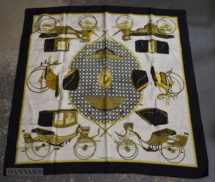 Ein Seidenschal von HERMES. 90 cm x 80 cm.