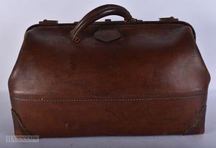 EINE GROßE ANTIKE GLADSTONE-TASCHE AUS LEDER. 42 c