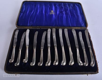 EIN SET AUS ZWÖLF ANTIKEN SILBERMESSERN MIT GRIFF.