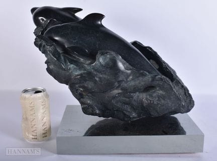 一件大型当代海豚青铜素描作品。34 厘米 × 30 厘米。