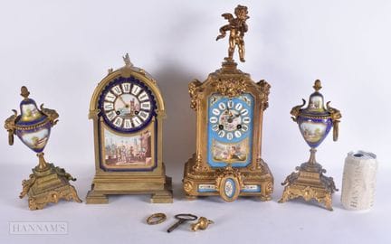 DOS RELOJES DE PORCELANA DE ESTILO SÈVRES DEL SIGL