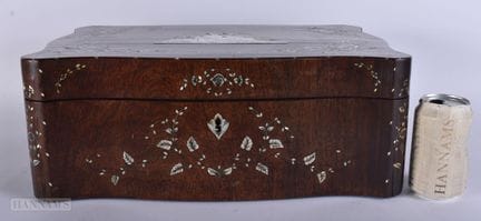 EINE AUSSERGEWÖHNLICHE HUANGHUALI-SCHATULLE MIT PE