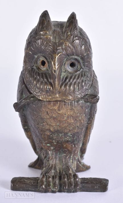 UN TINTERO DE BRONCE DEL SIGLO XIX con forma de bú