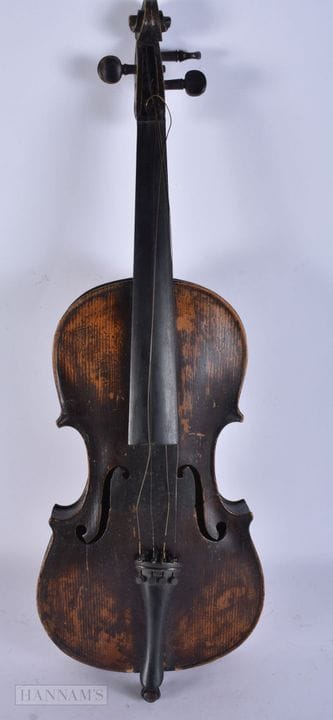 UN VIOLON. Longueur totale : 59,5 cm ; longueur du