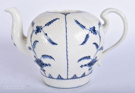 一件精美的18世纪欧洲青花瓷茶壶，饰有花枝图案。宽18厘米。