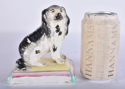 EINE AUSSERGEWÖHNLICHE STAFFORDSHIRE-FIGUR EINES K