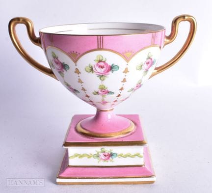 Tasse Minton à fond rose, à deux anses et sur pied