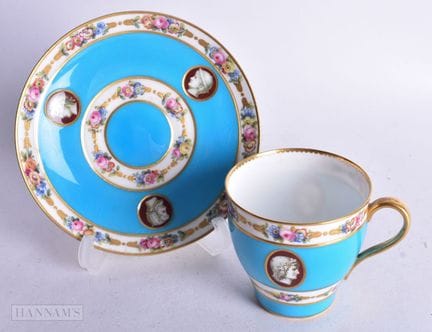 Tasse et soucoupe Minton en porcelaine fine, sur f