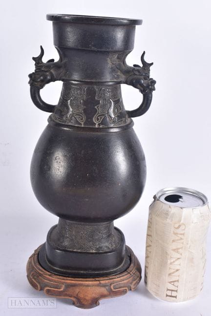 Jarrón chino de bronce con dos asas, de los siglos