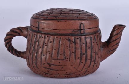 Una tetera china de cerámica de Yixing con tapa, p