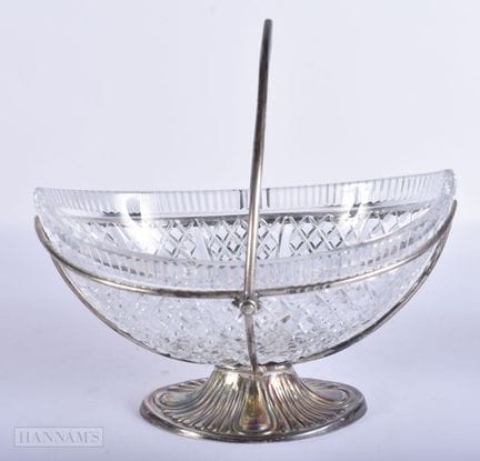 Ein mit Silber verzierter Kristallglaskorb. Silber
