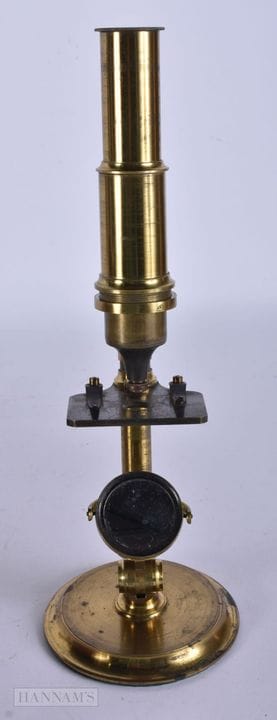 UN MICROSCOPIO ANTIGUO CON ESTUCHE. Caja de 20 cm 