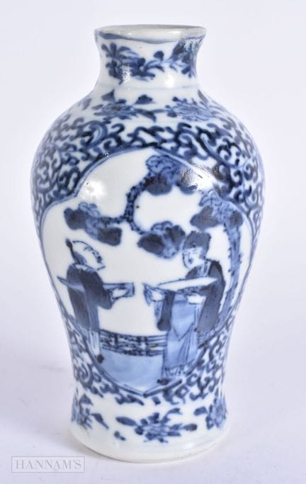 A 19TH CENTURY CHINESE BLUE AND WHITE PORCELAIN VA
