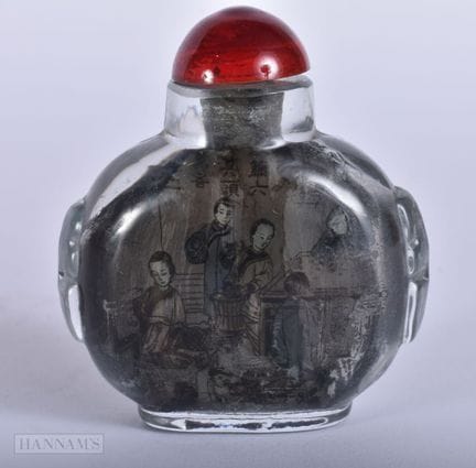 Una botella de rapé china de cristal pintada por e